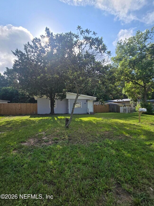 Building Photo - 3827 Eve Dr W