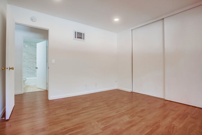 Building Photo - Cute Oceanside condo with garage parking!