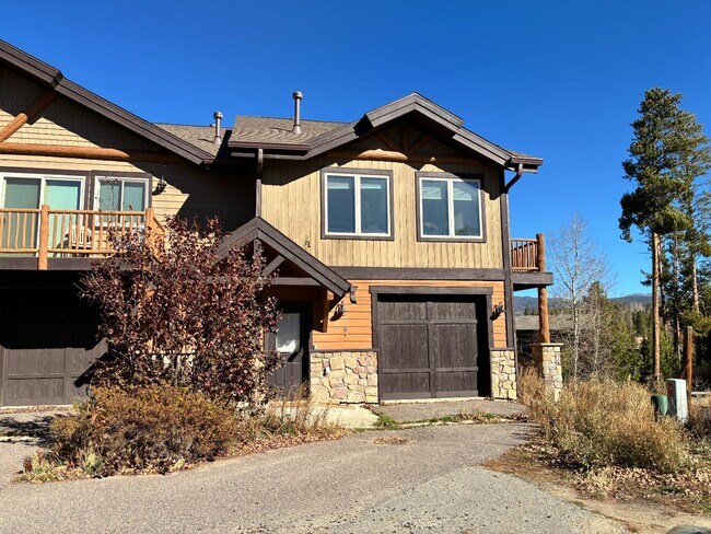 Building Photo - 831 Ermine Ln