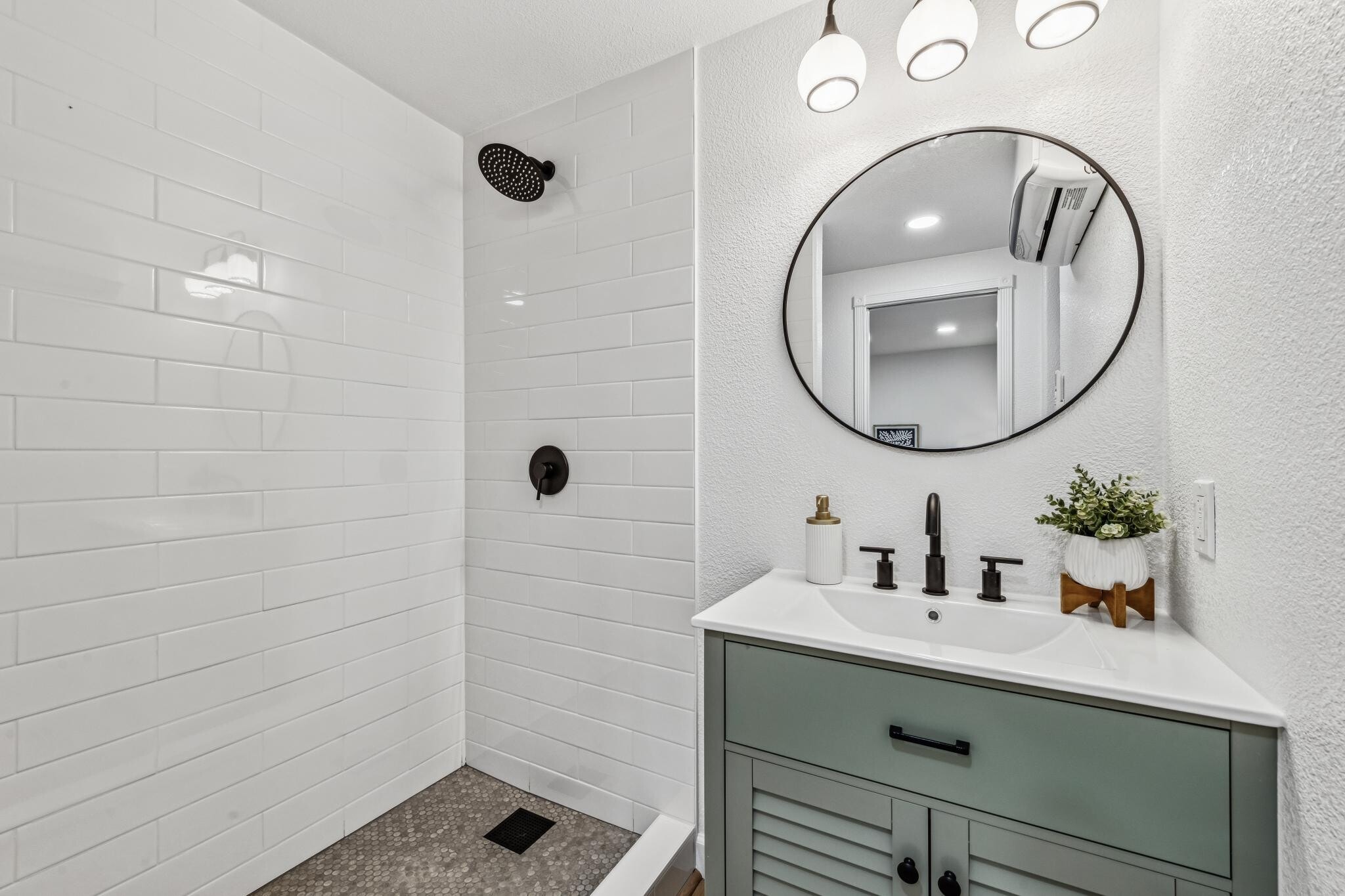 Building Photo - 16026 Selborne Dr