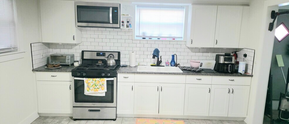 Kitchen - 728 Golden Ave