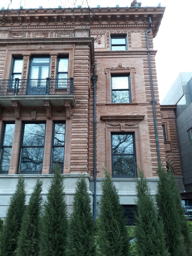 Exterior - 410 W Arlington Pl