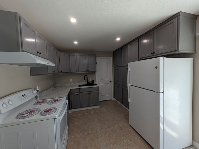 Building Photo - Crystal River 3/2/1 located near US 19 and...