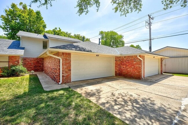 Building Photo - Beautiful Two-Story 3bed/2bath Townhome Available in Westside Norman!!