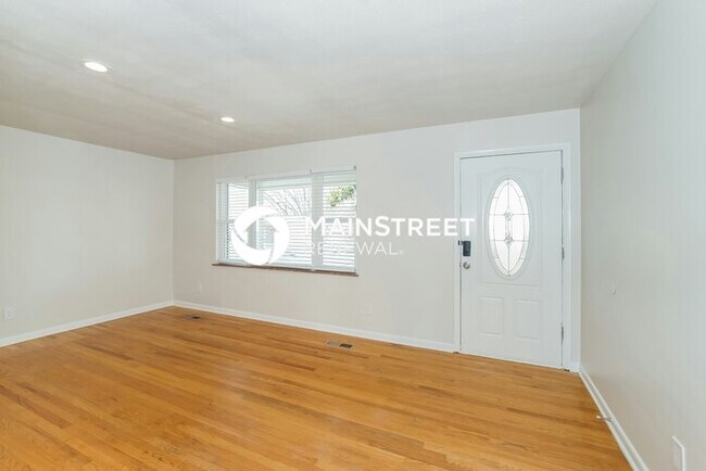 Building Photo - 4 Bedroom Pet-Friendly Home in KINGSTON, TN with Main Street Renewal