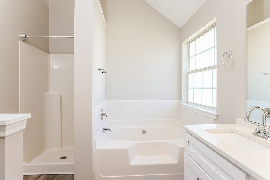 Building Photo - 922 Tara Bend