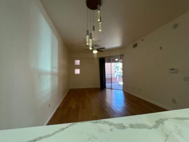 Building Photo - 1 bed, 1 bath condo in guard gated community!