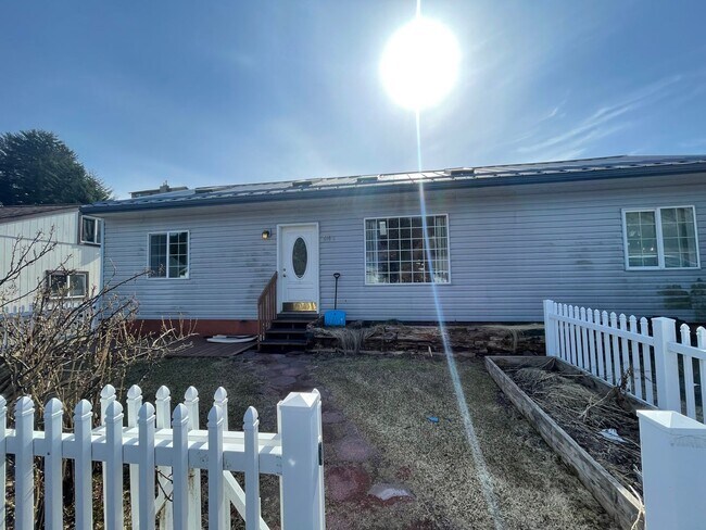 Building Photo - 616 Willow St