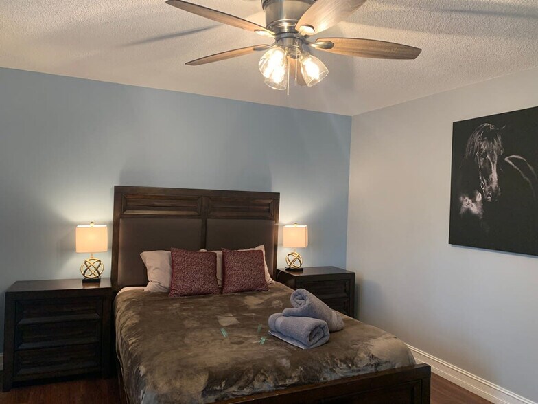 Building Photo - 300 W Peachtree St NW