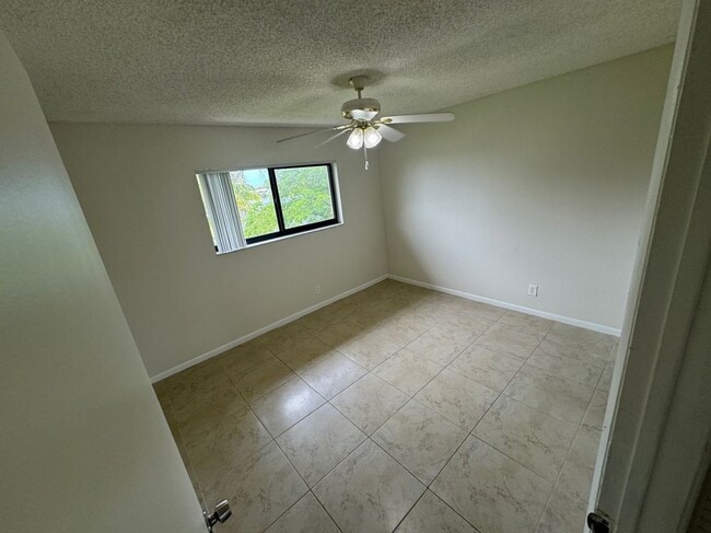 Building Photo - 1181 W River Dr