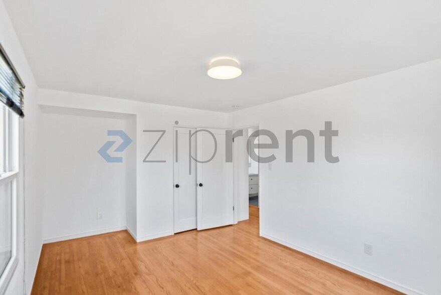 Building Photo - Unit 905