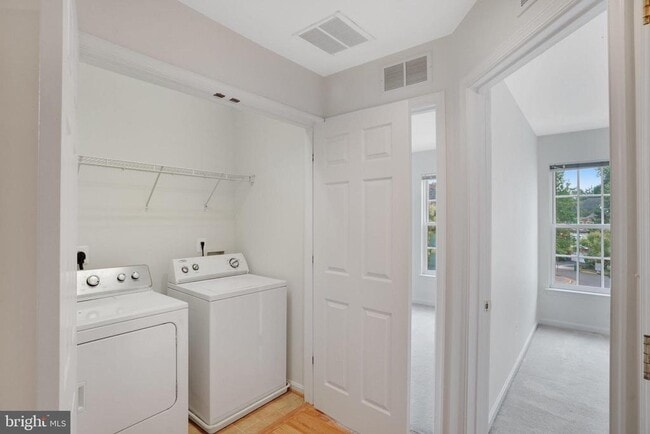 Building Photo - 4684 Carisbrooke Ln