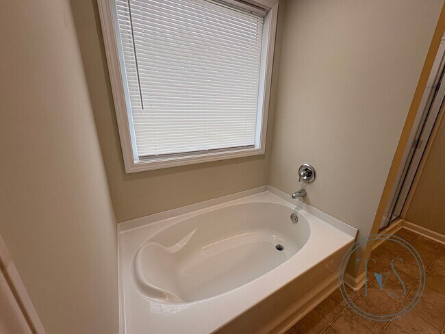 Building Photo - RATE DROP ALERT! (was $2400/month)