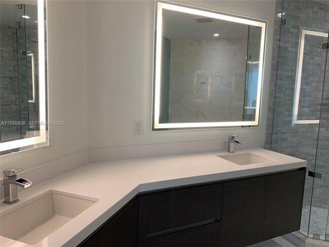 Building Photo - 851 NE 1st Ave