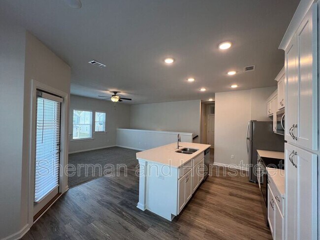 Building Photo - 2016 Lotus Dr