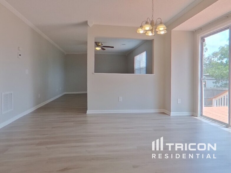Building Photo - 661 Thornhill Dr
