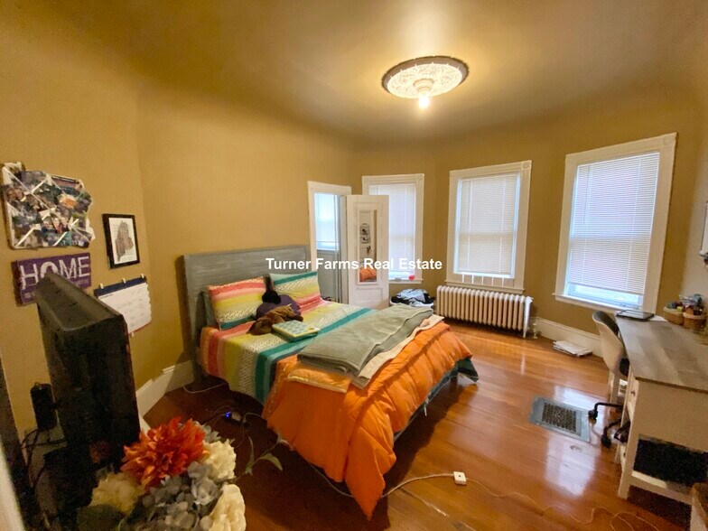 Building Photo - 10 Sachem St