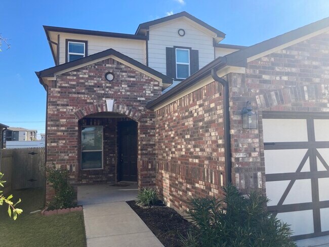 Building Photo - !! 50% OFF on 1st Month's Rent when you mo...