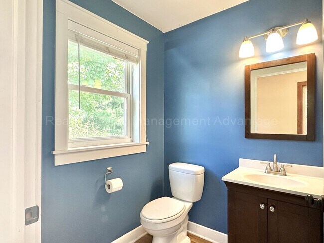 Building Photo - Craftsman Style, Modern Amenities Steps from Main St.