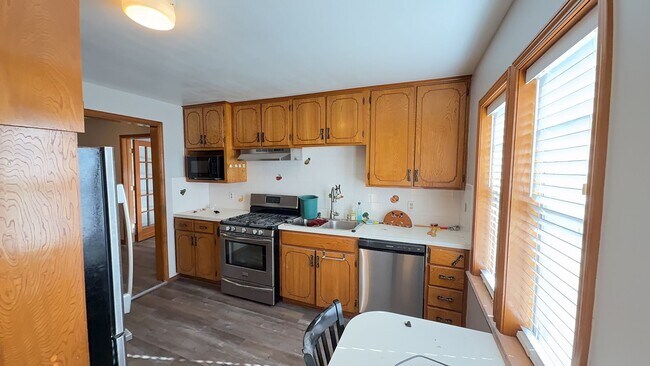 Building Photo - Welcome to this charming 3 bedroom, 1 bath...