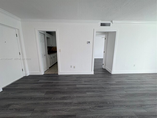 Building Photo - 633 S Royal Poinciana Blvd