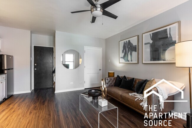 Building Photo - 1140 N La Salle Dr