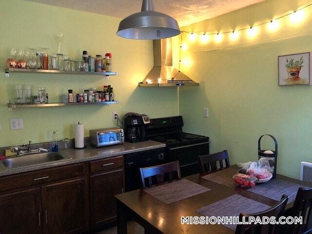 Building Photo - 40 Hillside St