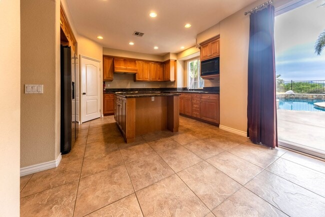 Building Photo - Beautiful 4 Bedroom 4 Bath House with Pool & Spa in Arroyo Vista