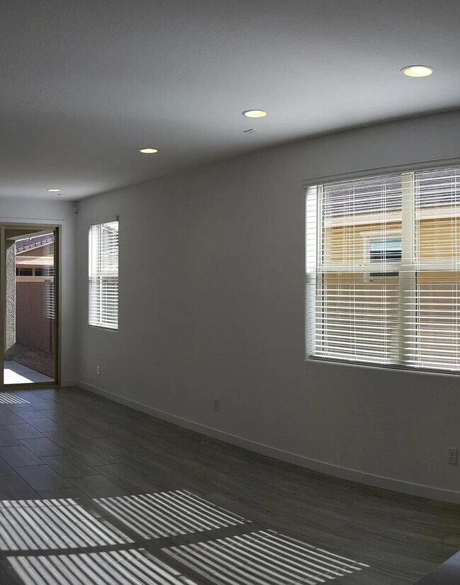 Building Photo - 2250 E Kelly Dr