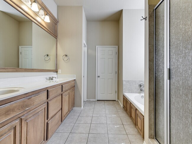 Building Photo - Lone Oak Ridge + Gated Community + 4 beds/2.5 Baths + Storm Shelter + Deer Creek Schools