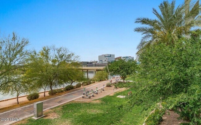 Building Photo - 945 E Playa Del Norte Dr