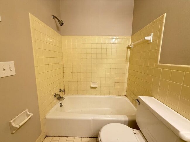 Building Photo - Remodeled 1 Bedroom Apartment!!! Walk to t...
