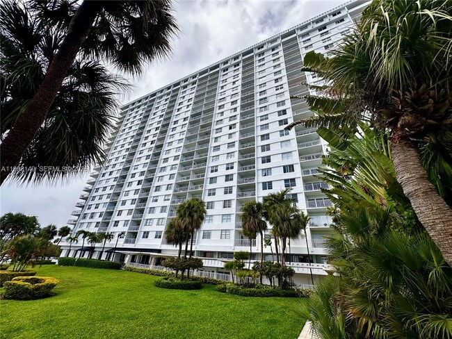 Building Photo - 500 Bayview Dr