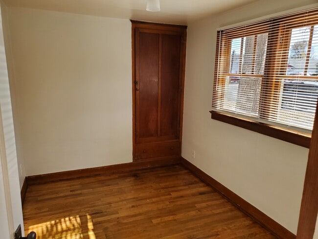 Building Photo - 900 E Myrtle St