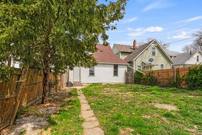 Building Photo - New Listing! 3 Bedroom House!