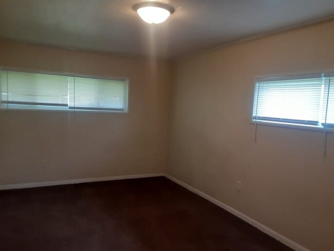 Building Photo - Nice 3 Bedroom Ranch w/ 2 Car Garage in Pe...