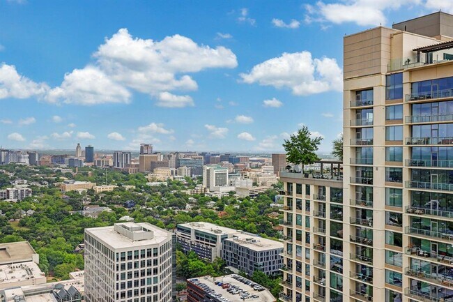 Building Photo - 300 Bowie St