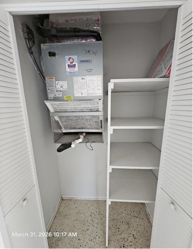 Building Photo - Beautiful and cozy 2/1 apartment available now!