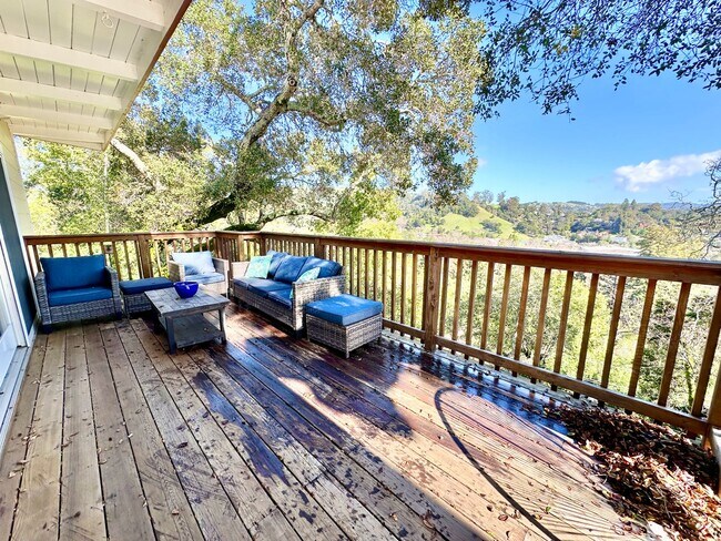 Building Photo - Gorgeous Hillside View, Modern Flat