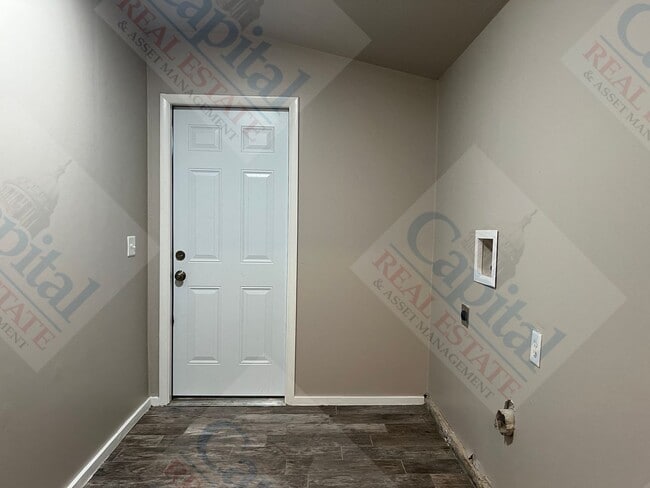 Building Photo - Spacious 3 Bedroom