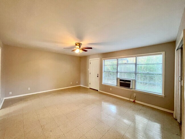 Building Photo - Availably July 12: Charming 3 Bedroom 1 Ba...