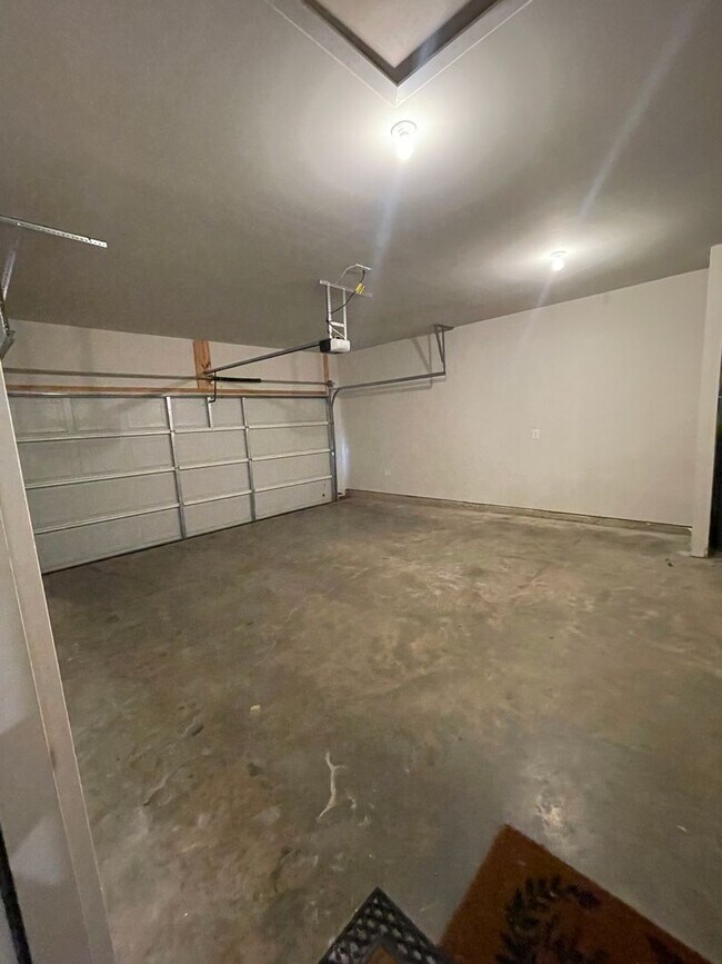 Building Photo - 132 Light Ln