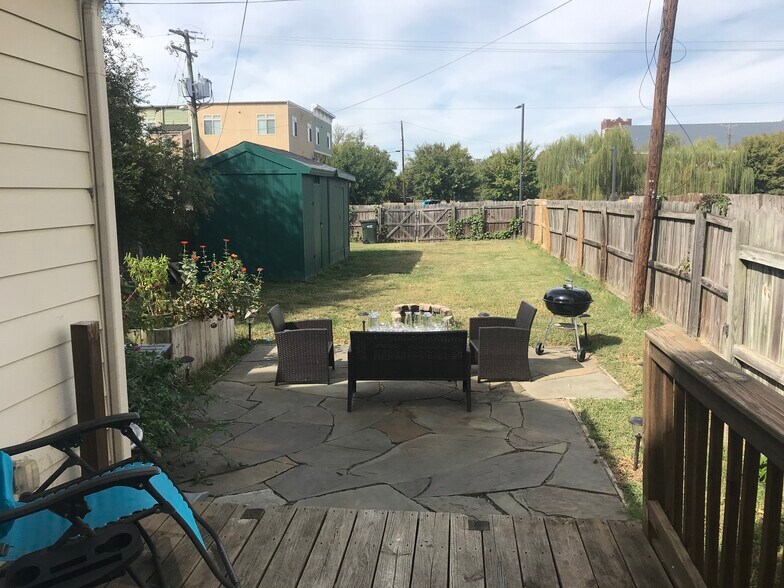 These raised beds grow amazing vegetables &amp; herbs! Furniture and grill not included.. - 710 N 1st St