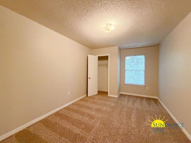 Building Photo - Newly Renovated 3 Bedroom Townhouse in Fort Walton Beach!