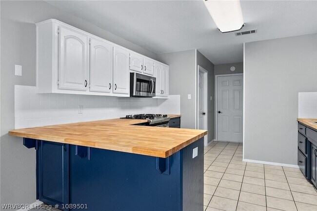 Building Photo - 8808 Skypark Dr
