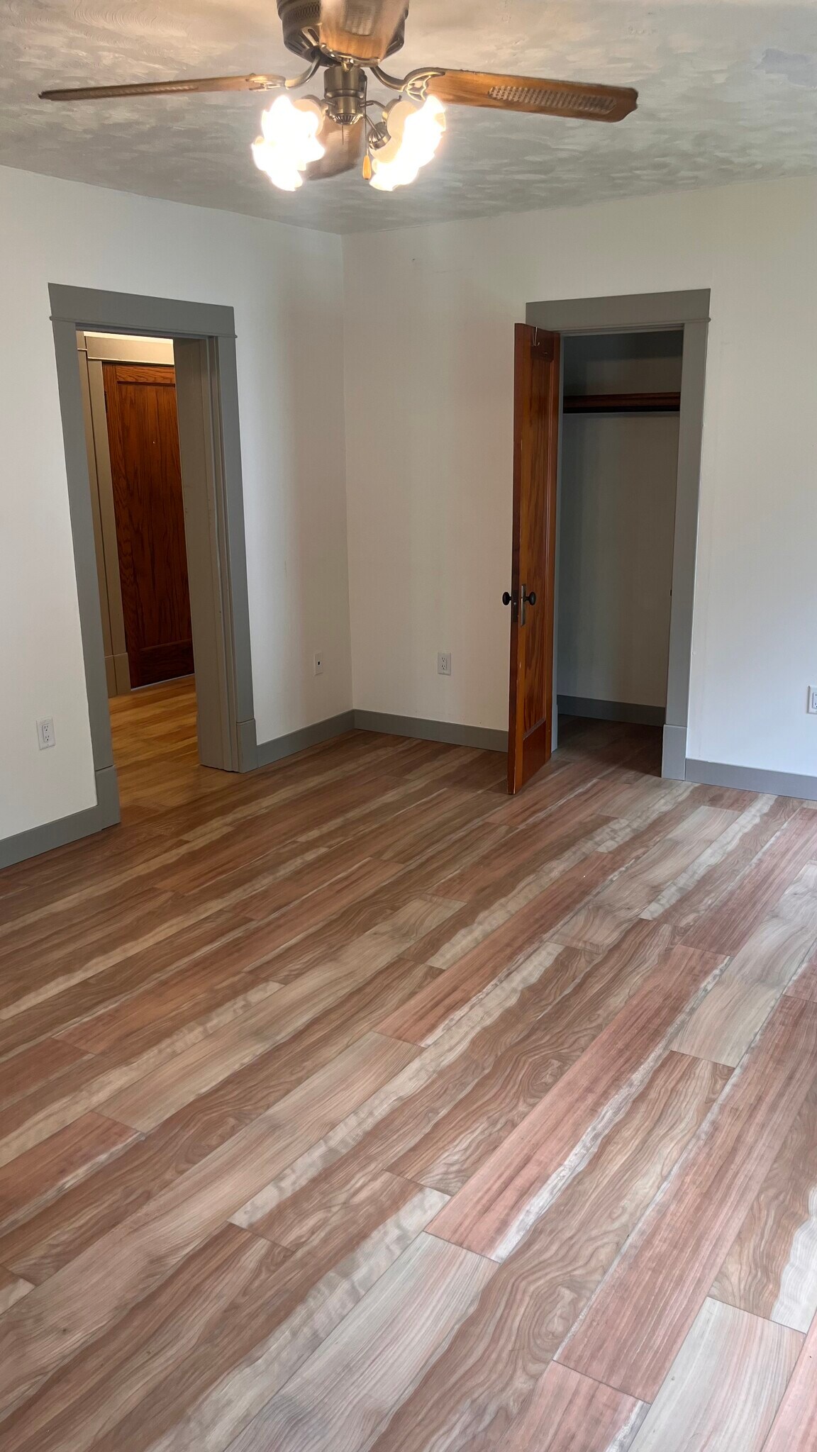 Building Photo - 7204 Elmwood Ave