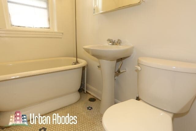 Building Photo - 822 W Waveland Ave