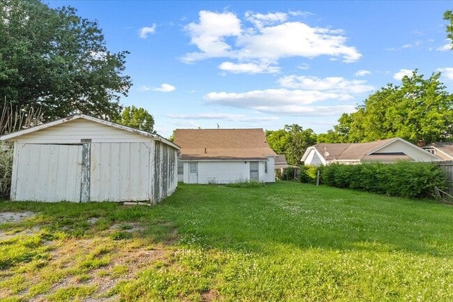 Building Photo - 527 Maple St