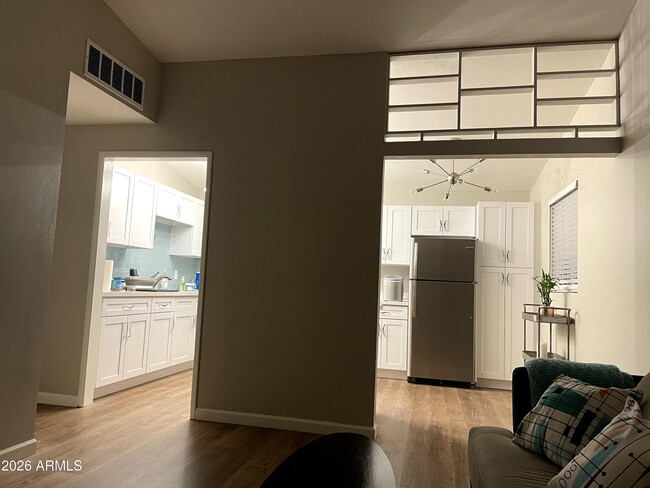 Building Photo - 2012 E Howe Ave