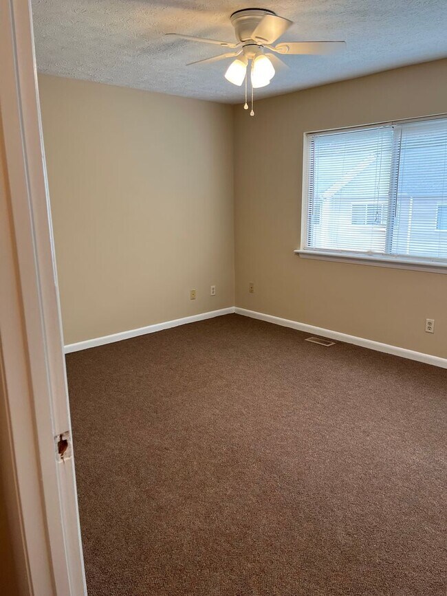 Building Photo - 2 Bedroom 1 1/2 Bath Townhome